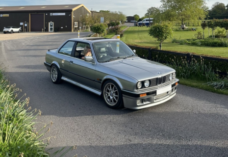 BMW E30 320i